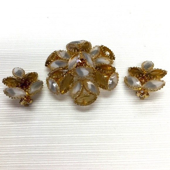 Accessories - Lovely Brooch & Clip Earrings Set